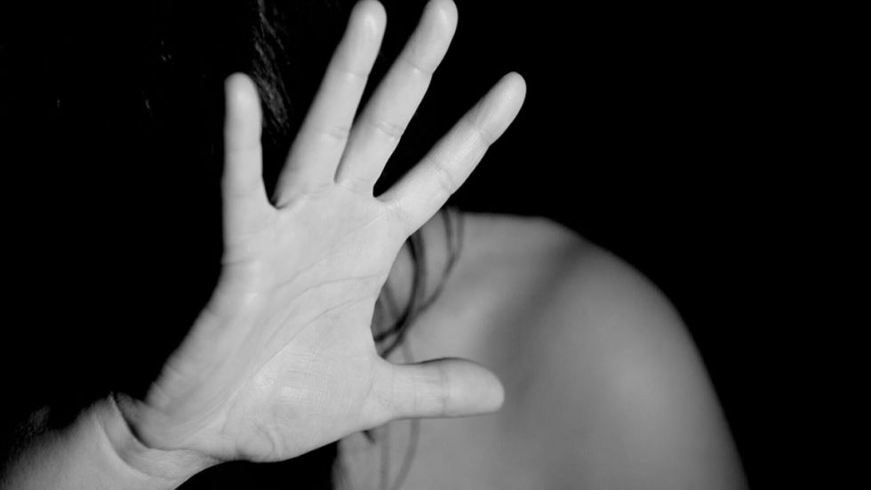 Dos hombres violan y embarazan a una adolescente