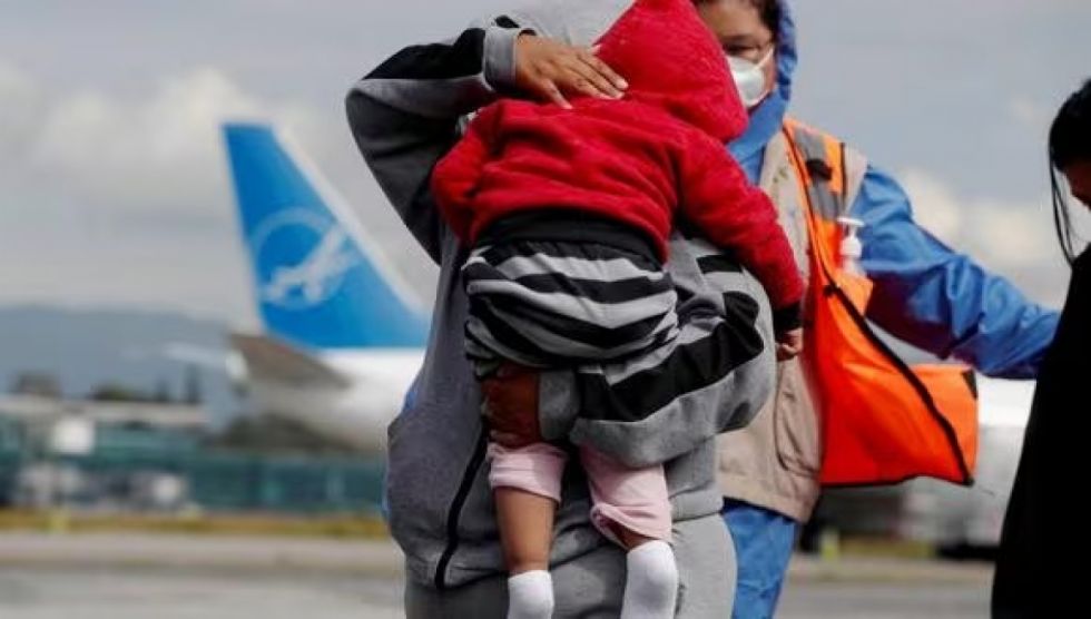 Deportan a ciudadana peruana con problemas mentales y su niño