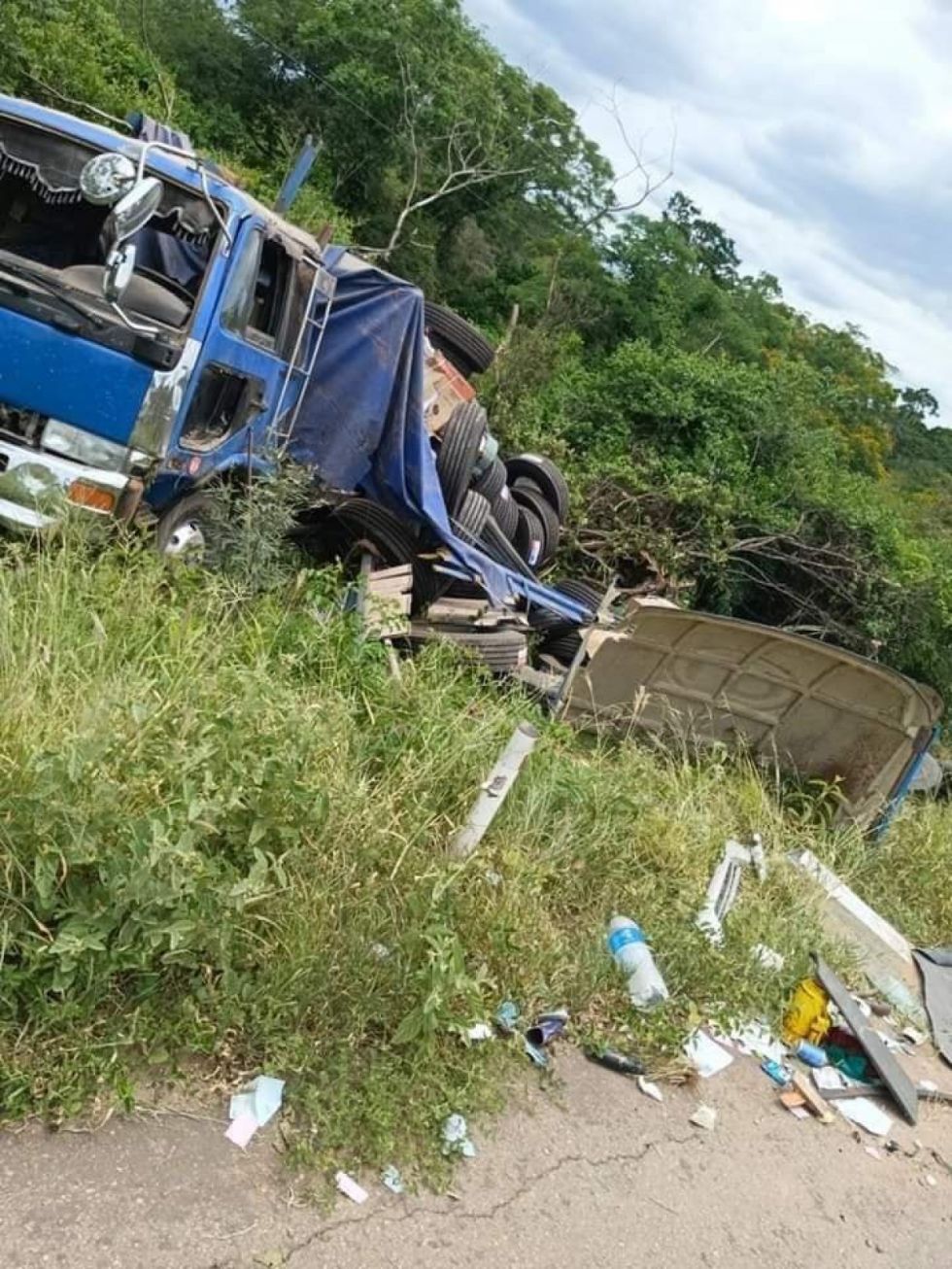 Vuelca camión con mercancía en la ruta 9 