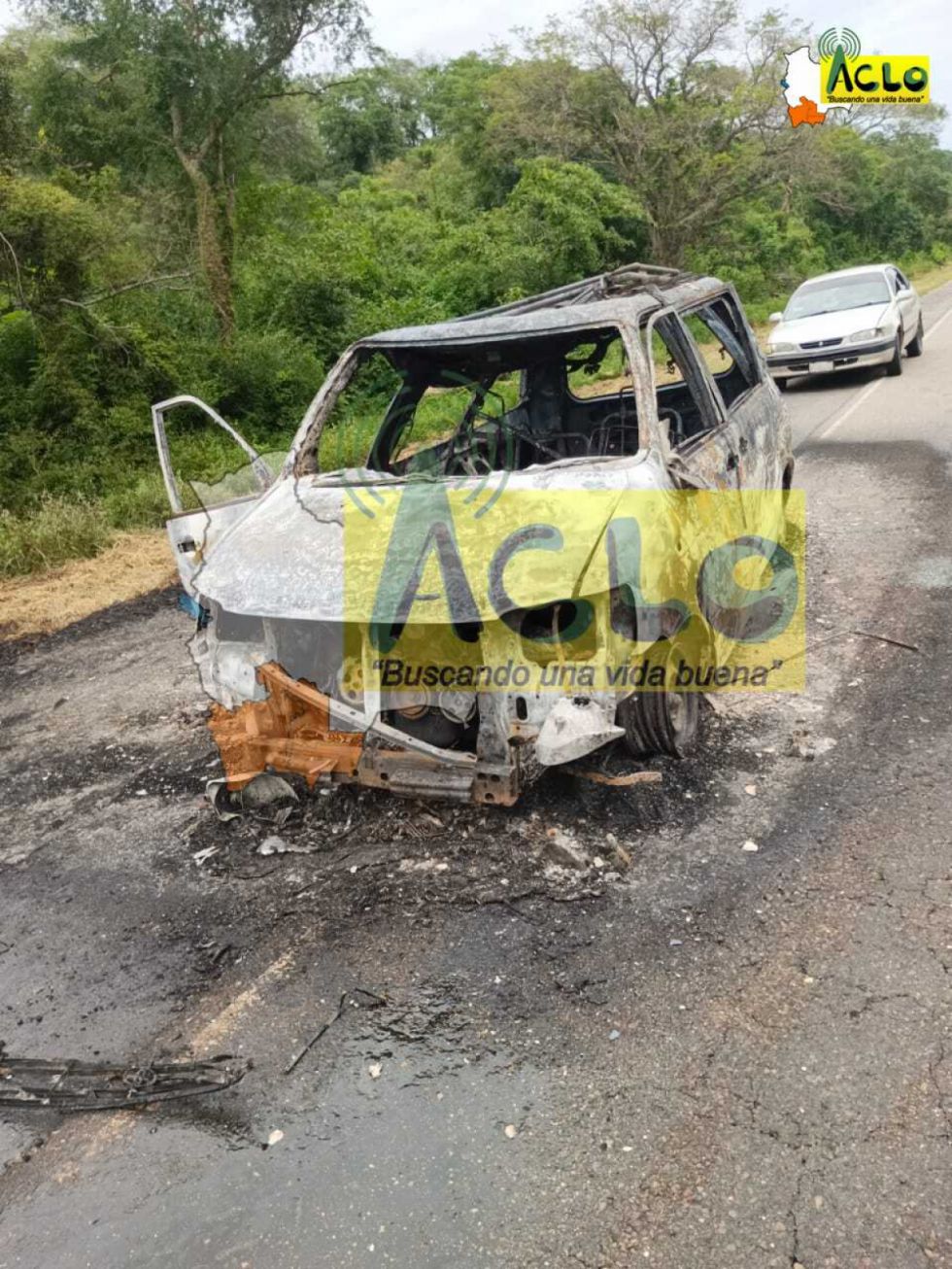 Reportan que autoridades incineraron un vehículo con mercadería ilegal