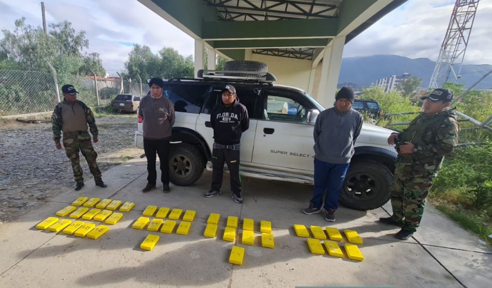 Caen narcos con 40 paquetes de cocaína con sello "delfín" en Tarija
