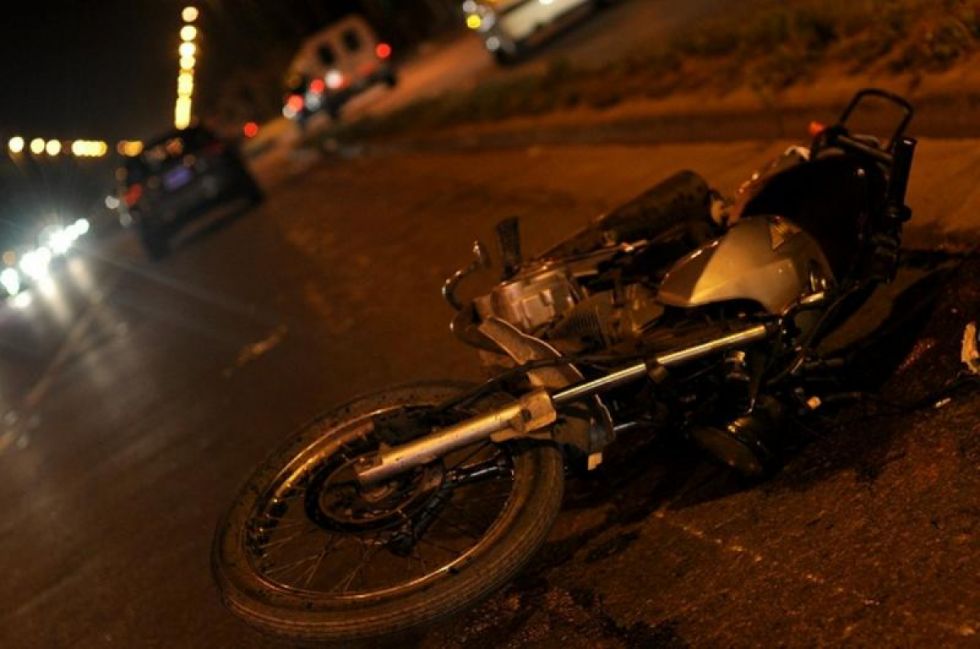 Dos hombres volvían de El Valle en una moto, chocaron en una rotonda y uno murió