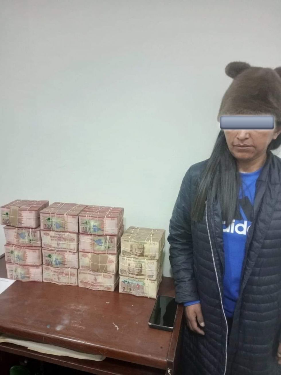 Una mujer llevaba casi 2 millones de bolivianos en su maleta en un bus