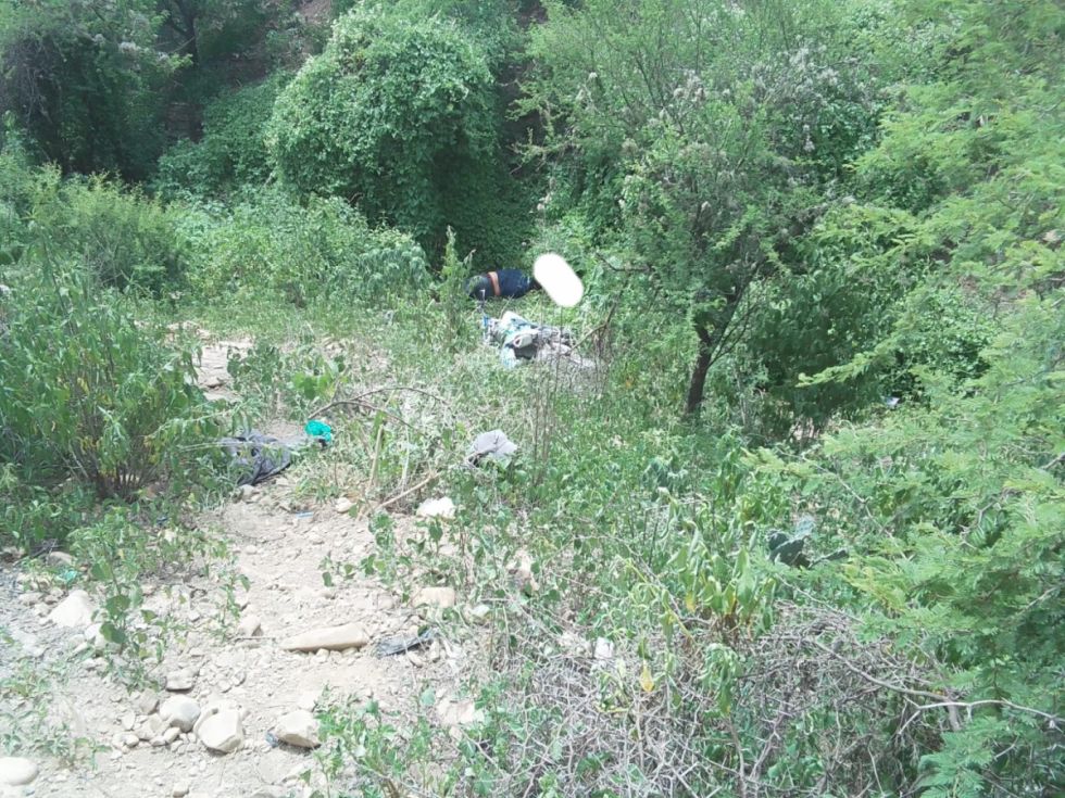Hombre pierde la vida al embarrancarse 20 metros en Tarija