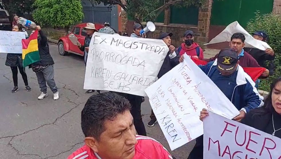 Llevan protesta a la casa familiar de una magistrada prorrogada; la aludida denuncia ‘hostigamiento’
