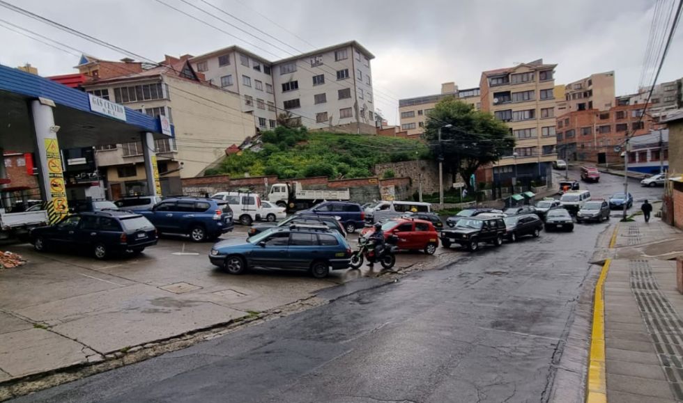 Bloqueos siguen y hay filas por combustible, mientras el Gobierno dice que no caerá en el ‘juego’ de Evo