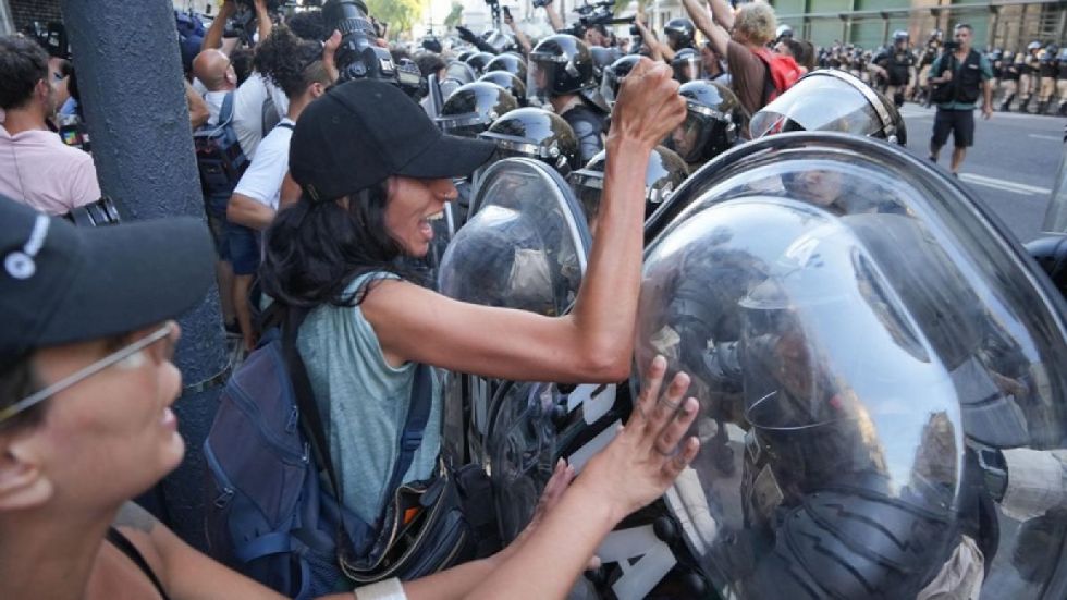 'Ley ómnibus': Choques afueras del Congreso argentino