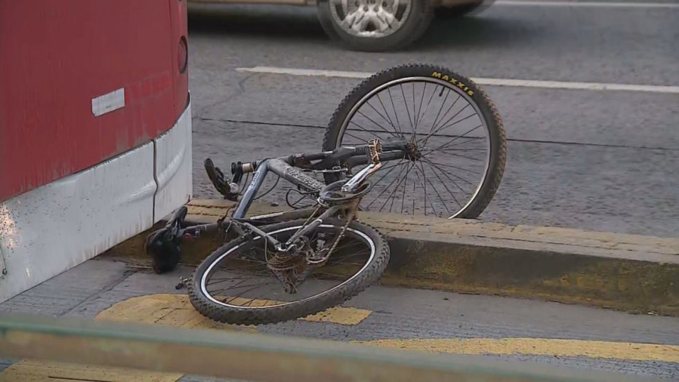 Un ciclista fue golpeado por un minivan 