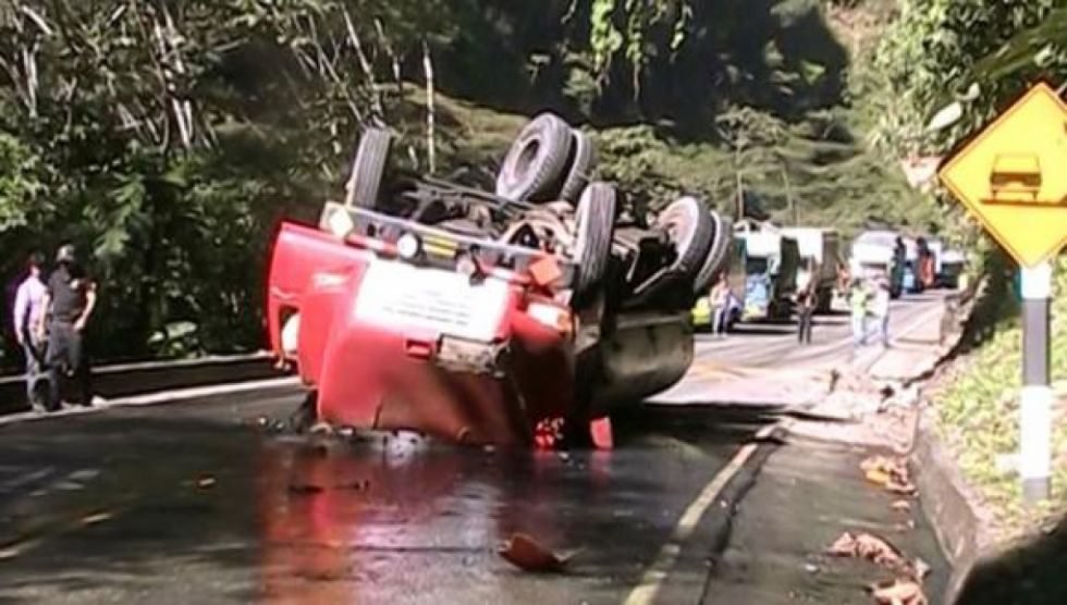 Una cisterna con gasolina volcó cerca a Padcaya