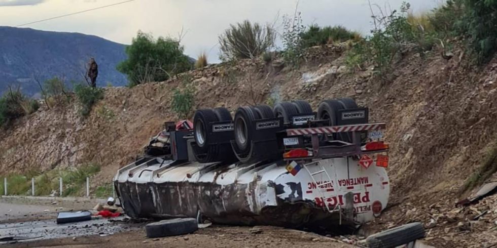 Vuelca una cisterna con 35.000 litros de combustible en la carretera Tupiza - Villazón