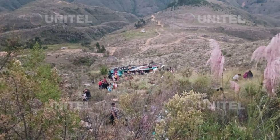 Una flota se embarranca 150 metros en la ruta Cochabamba-Sucre