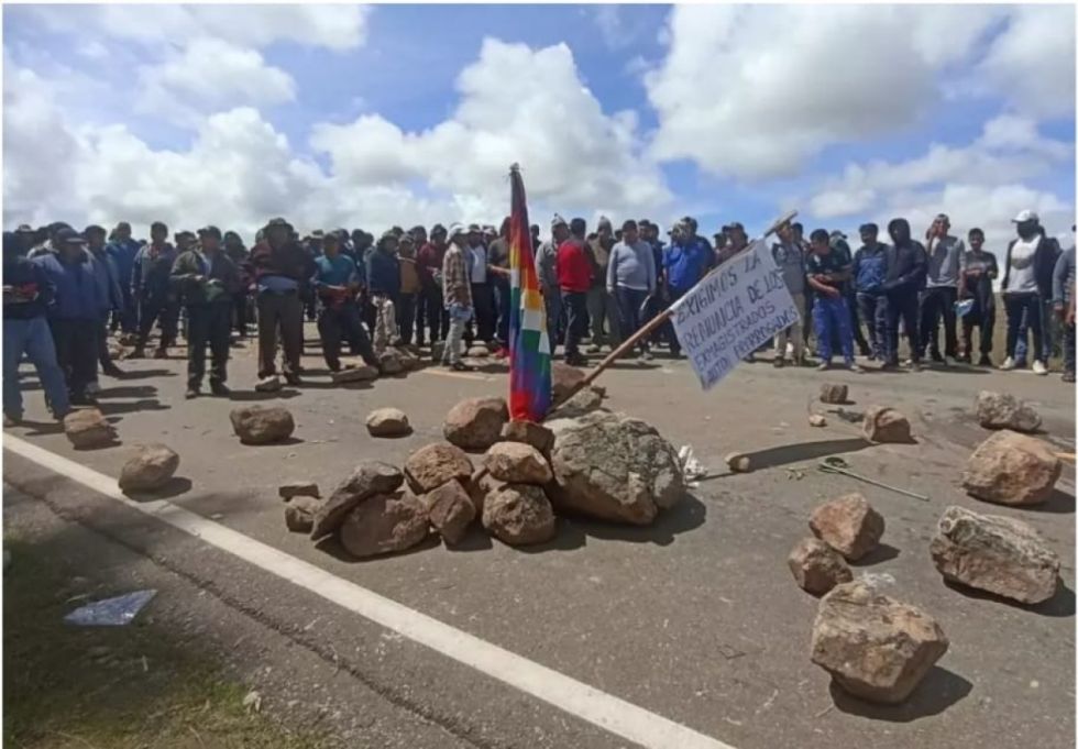 Muere una mujer en el bloqueo tras chocar su motocicleta con un promontorio de tierra