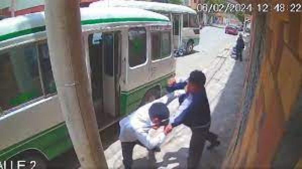 Video: Micreros abandonan a sus pasajeros y se van a los puños en plena calle