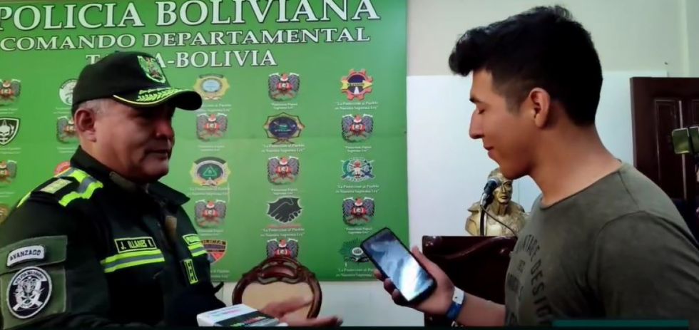 Policía honesto devuelve celular extraviado el Jueves de Comadres a su dueño (Video)