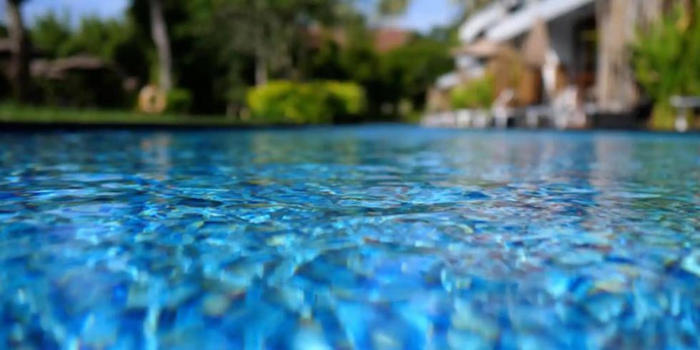 Madre y sus dos hijos mueren electrocutados en una piscina tras romperse un cable y caer en el agua