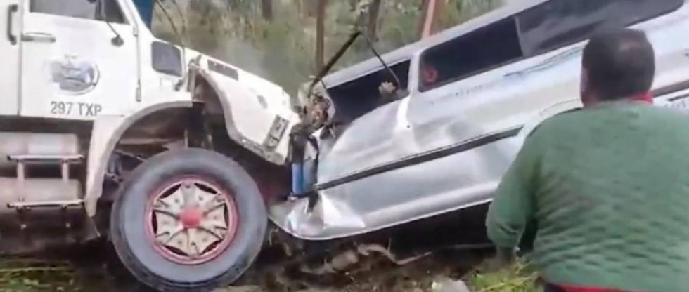 Volqueta chocó a un minibús, hay una persona muerta