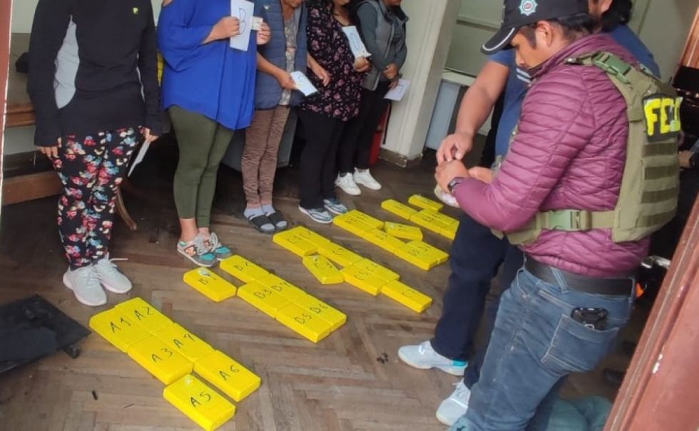 Detectan a 10 mujeres con 67 kilos de droga en el cuerpo
