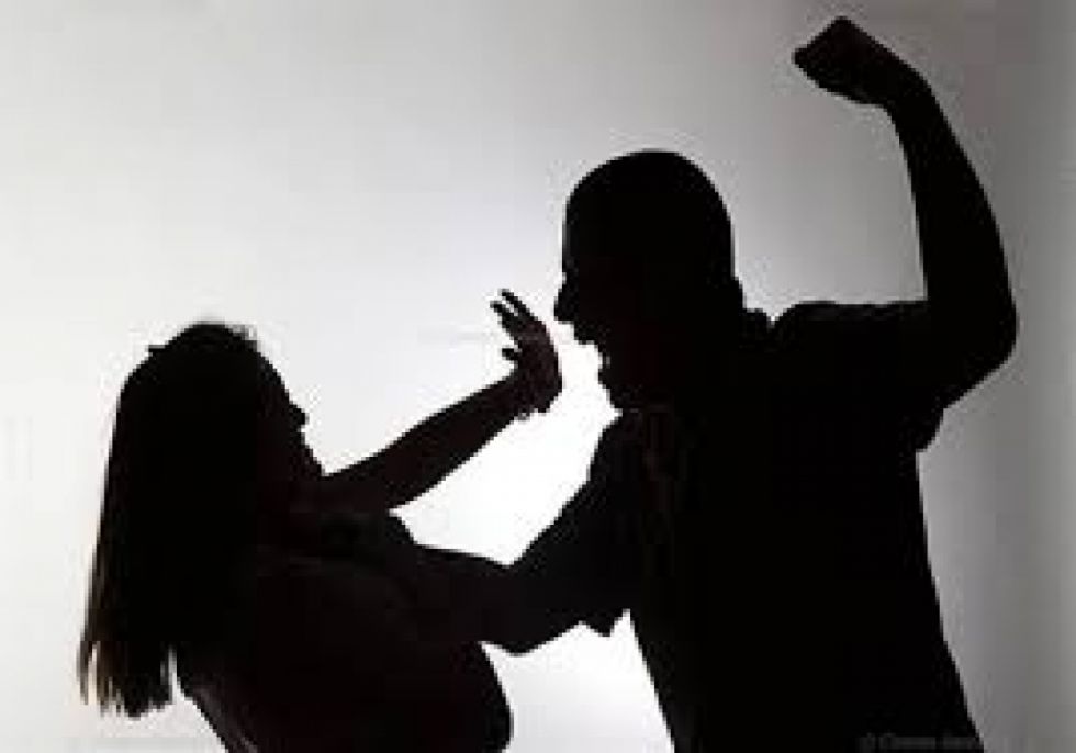 Un hombre trató de quemar viva a su pareja, la mujer saltó de un edificio para salvarse 