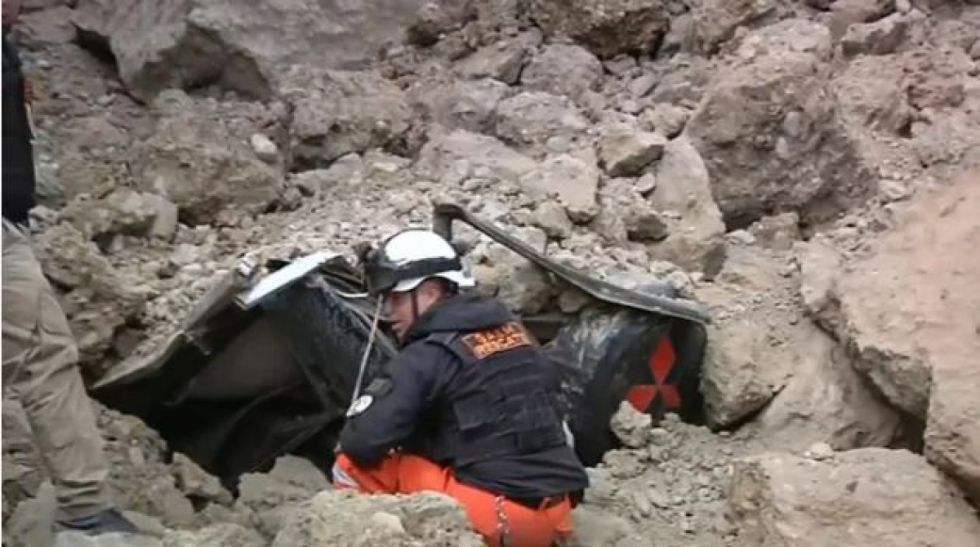 Un herido y un vehículo atrapado tras un nuevo deslizamiento en La Paz 