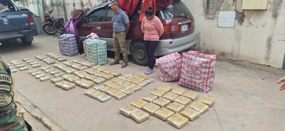 Cae un hombre y una mujer con 87 kilos de marihuana en Bermejo