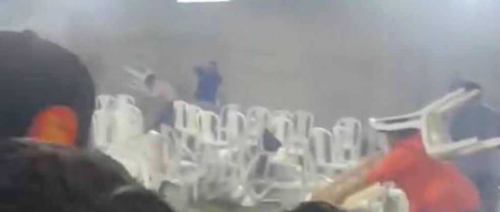 Con sillas y petardos, ‘arcistas’ y ‘evistas’ se enfrentaron en la sede del MAS de Santa Cruz