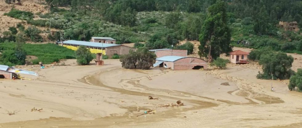 Mazamorra de lodo sepulta una granja de pollos y cultivos en Sacaba 