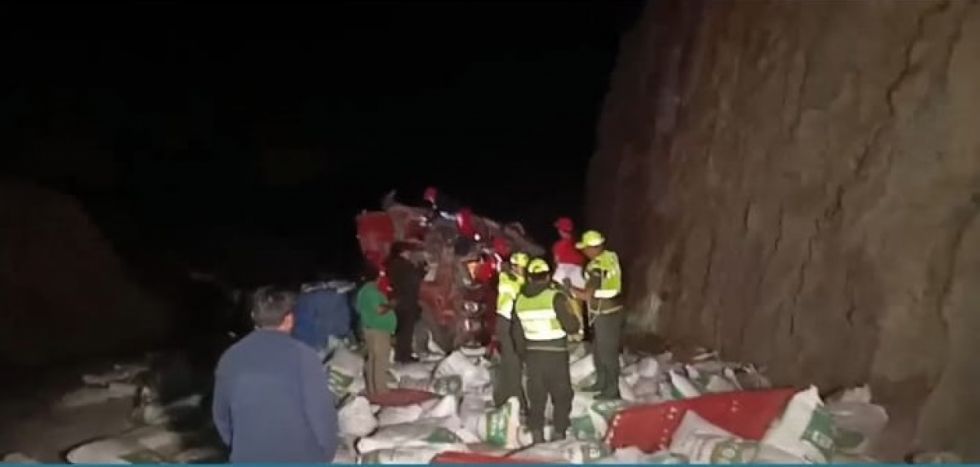 Tarija: Dos personas mueren al chocar un camión cargado con urea