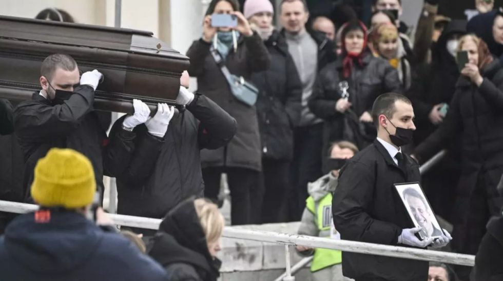 Flores, cánticos y fuerte presencia policial: miles de rusos se despiden de Navalni bajo la mirada de Putin