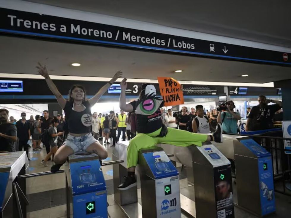 Protestan en estaciones de tren en Argentina