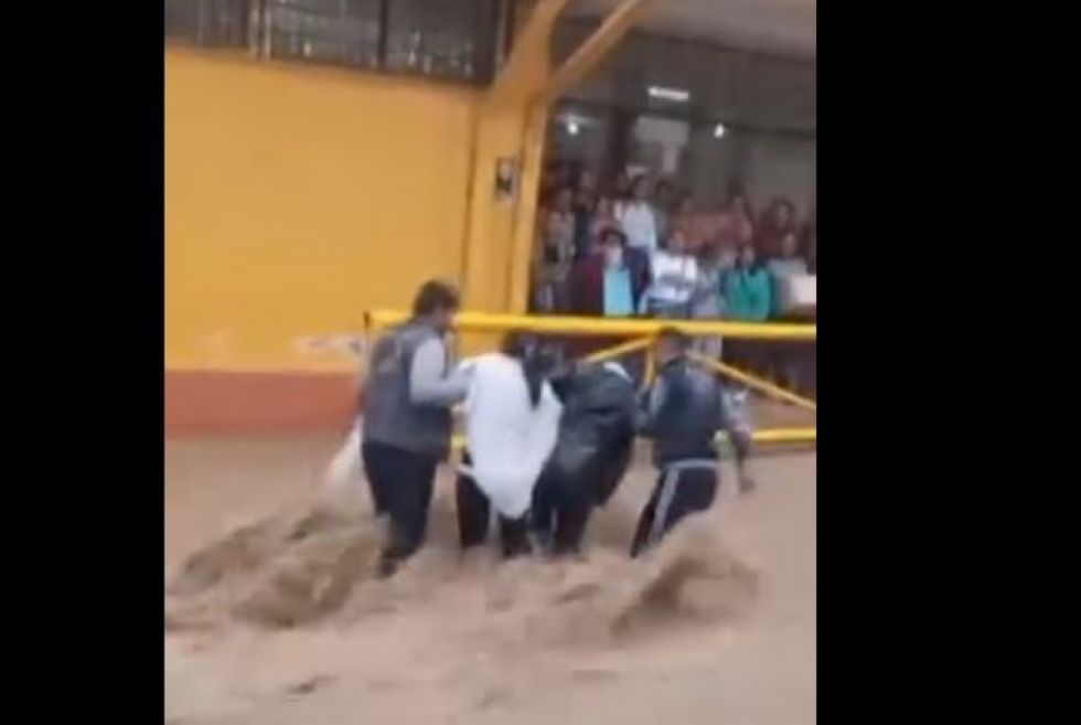 Lluvia intensa en Yacuiba convierte calles en quebradas (Videos)