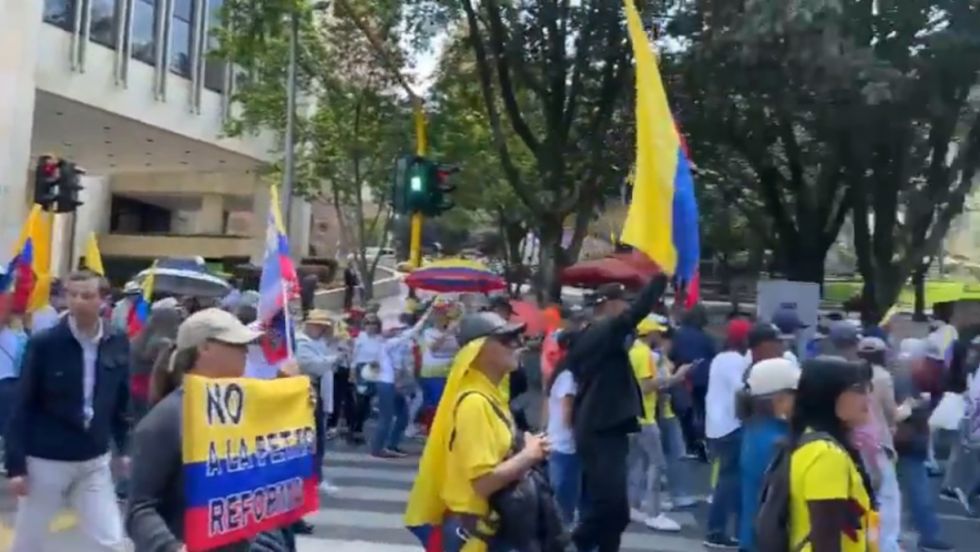 Opositores marchan contra políticas sociales de Petro