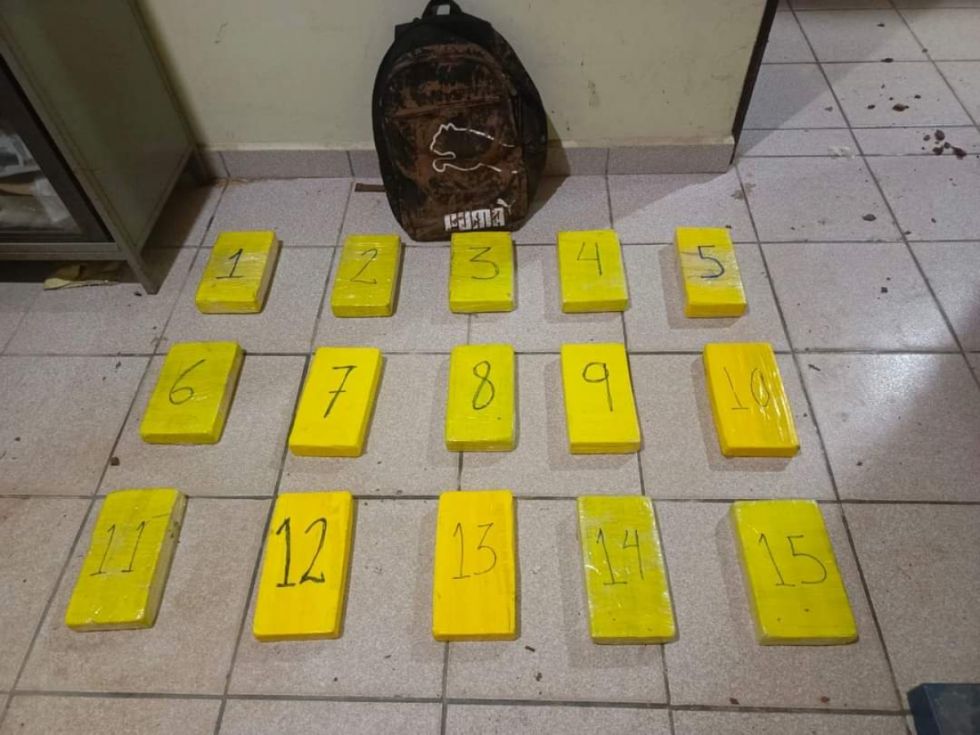 Al ver a la FELCN, sujeto lanzó al río una mochila con 15 kg de cocaína