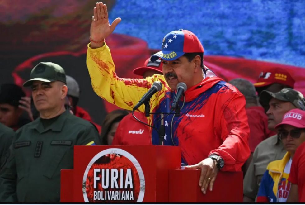 Venezuela anuncia que las elecciones serán en julio, mientras la candidata de la oposición sigue inhabilitada