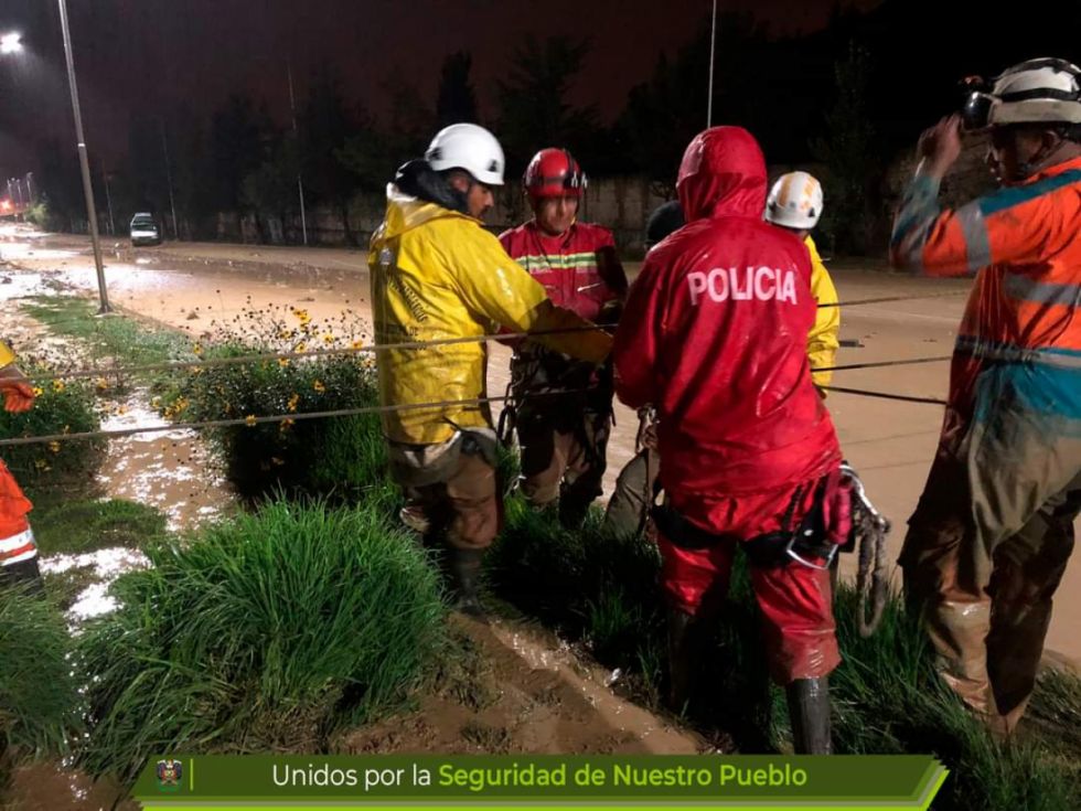 Bomberos rescatan a un hombre que estuvo atrapado en su vehículo tras desborde del río Achumani