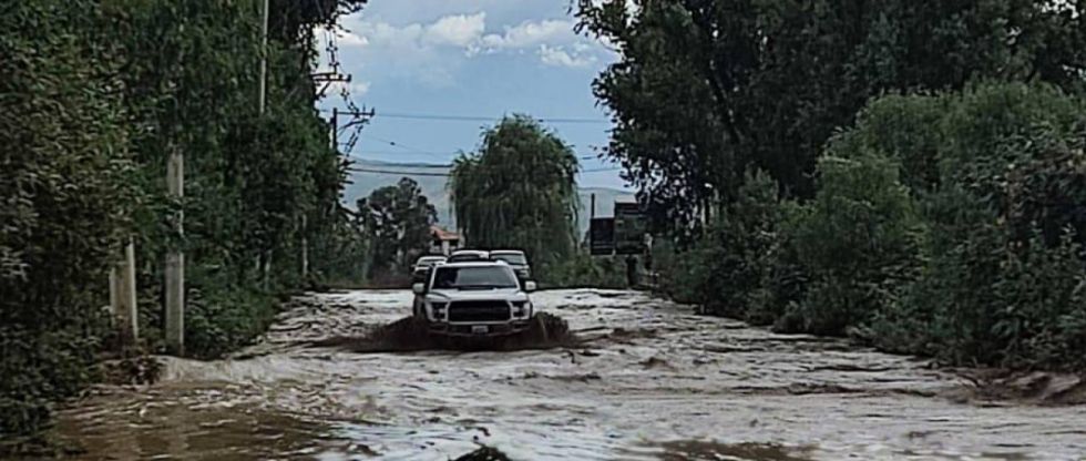 Desborde del río Tolavi inunda calles y casas, y causa alarma en los vecinos de Tiquipaya