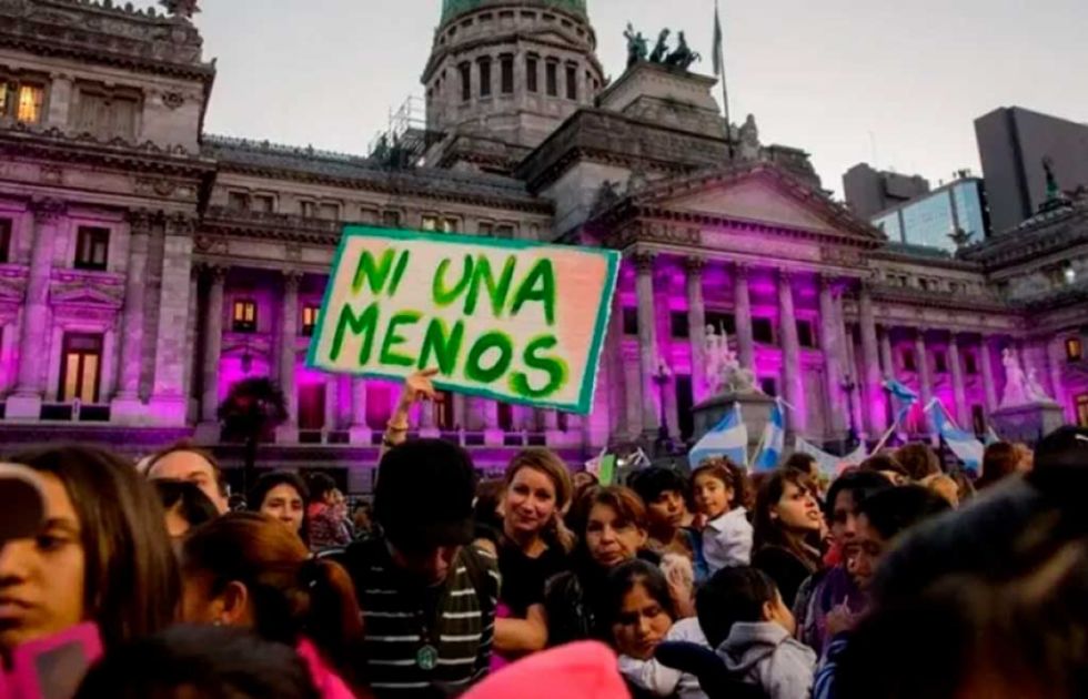 Pese a la lluvia, mujeres marchan en Argentina