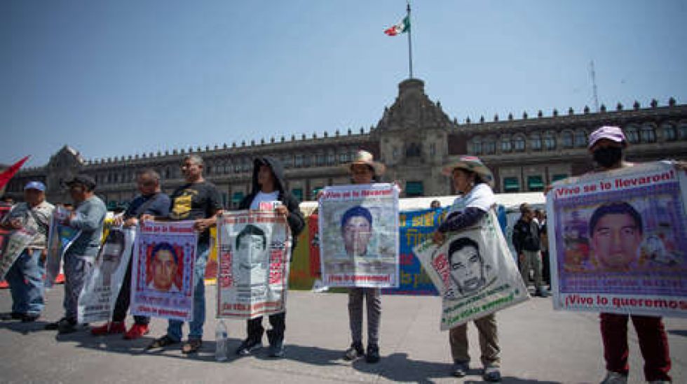 Familiares de Ayotzinapa llaman necio a AMLO