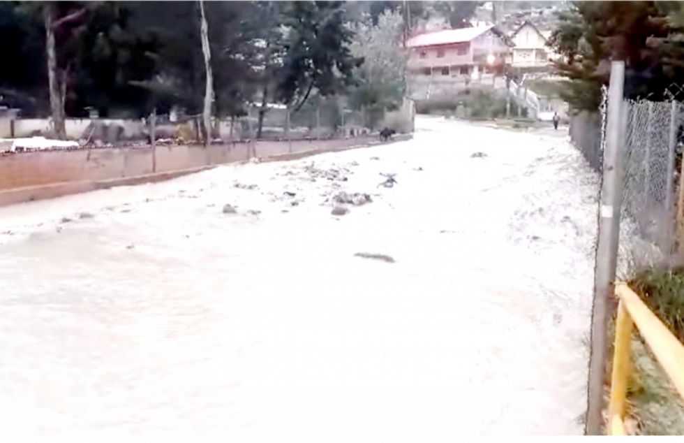 Desborde del río La Paz anega vías de acceso y aísla a Mallasa y Río Abajo
