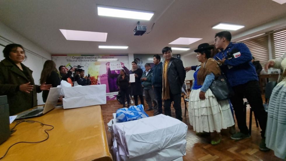 Entregan los libros de firmas para revocar a Copa