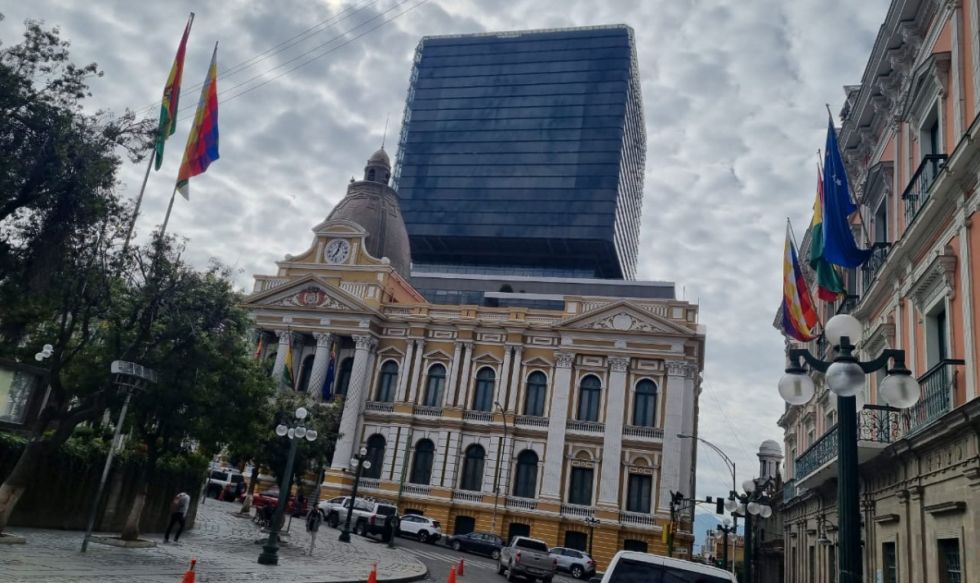Presentan amparo para que funcionarios no candidateen