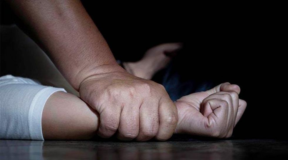 Denuncian a sargento de violar a su hijastra de 15 años 