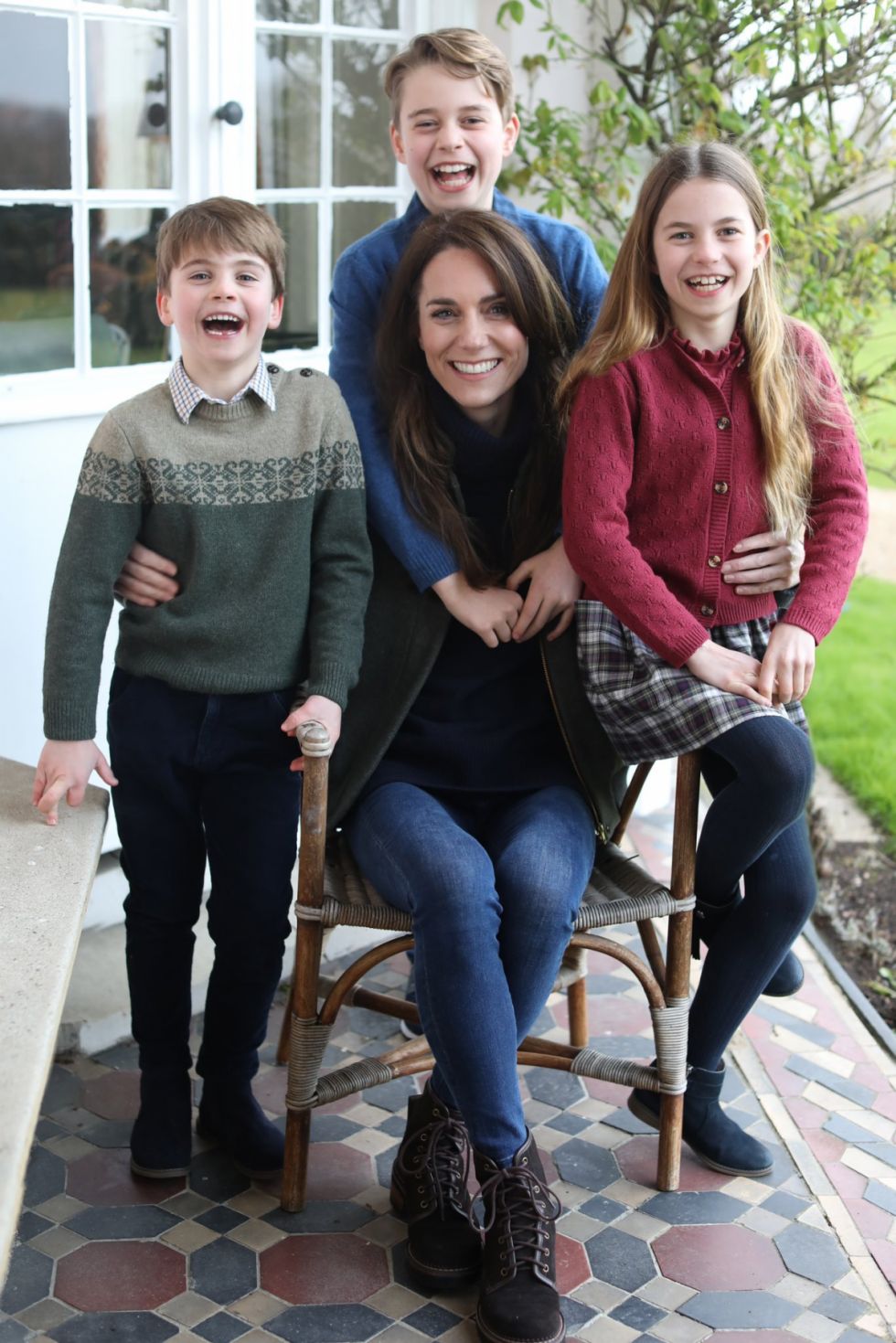 Una disculpa, una imagen retirada y teorías de la conspiración: la polémica alrededor de la foto manipulada de Kate Middleton