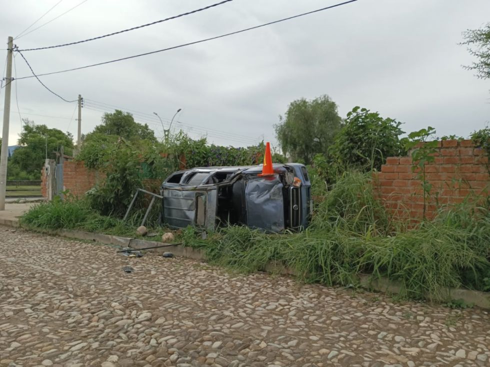Choque deja un vehículo volcado en la avenida La Banda 