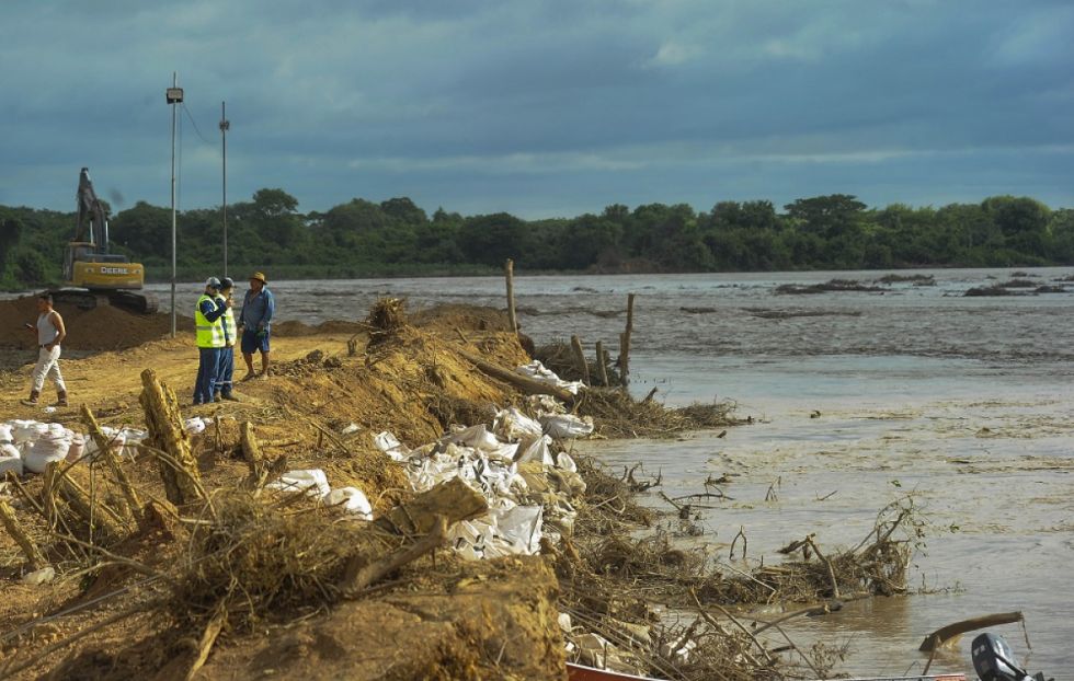 Usan dinamita para reencauzar el Río Grande 