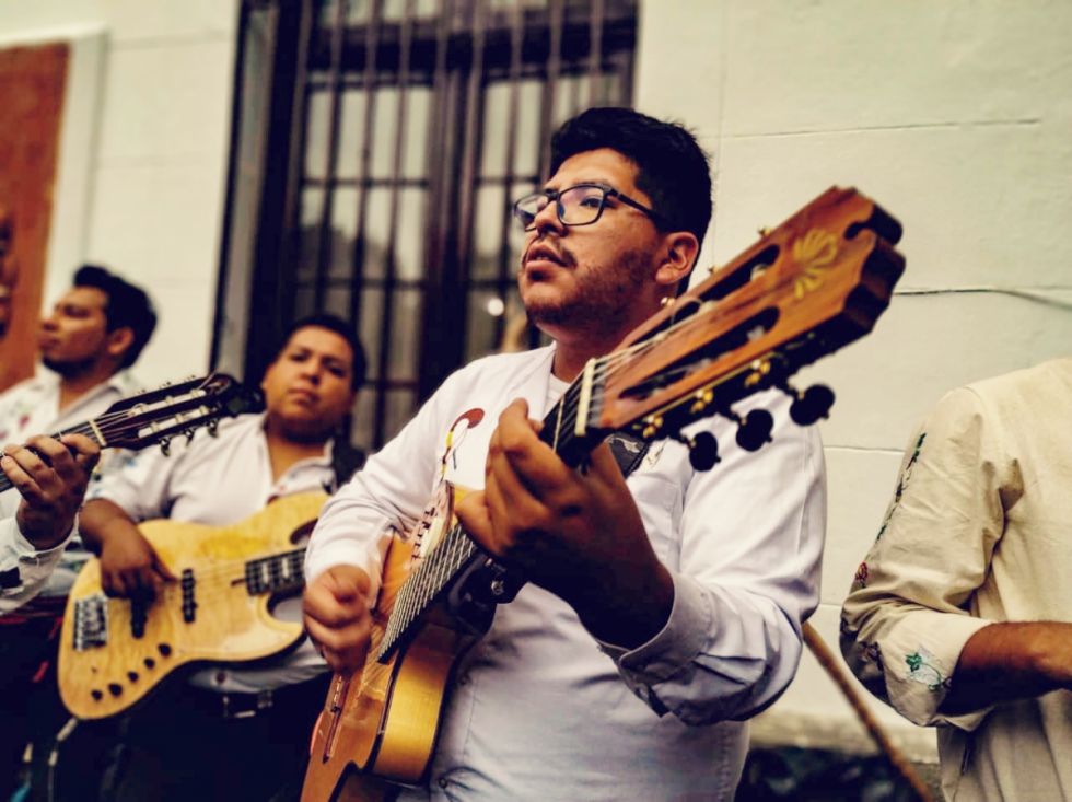 Adrián Mealla, enseñando y fortaleciendo la identidad con música
