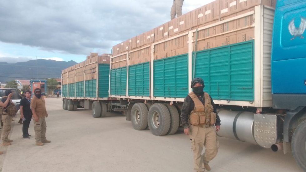 Contrabandistas intentaron recuperar un camión incautado por la Aduana 