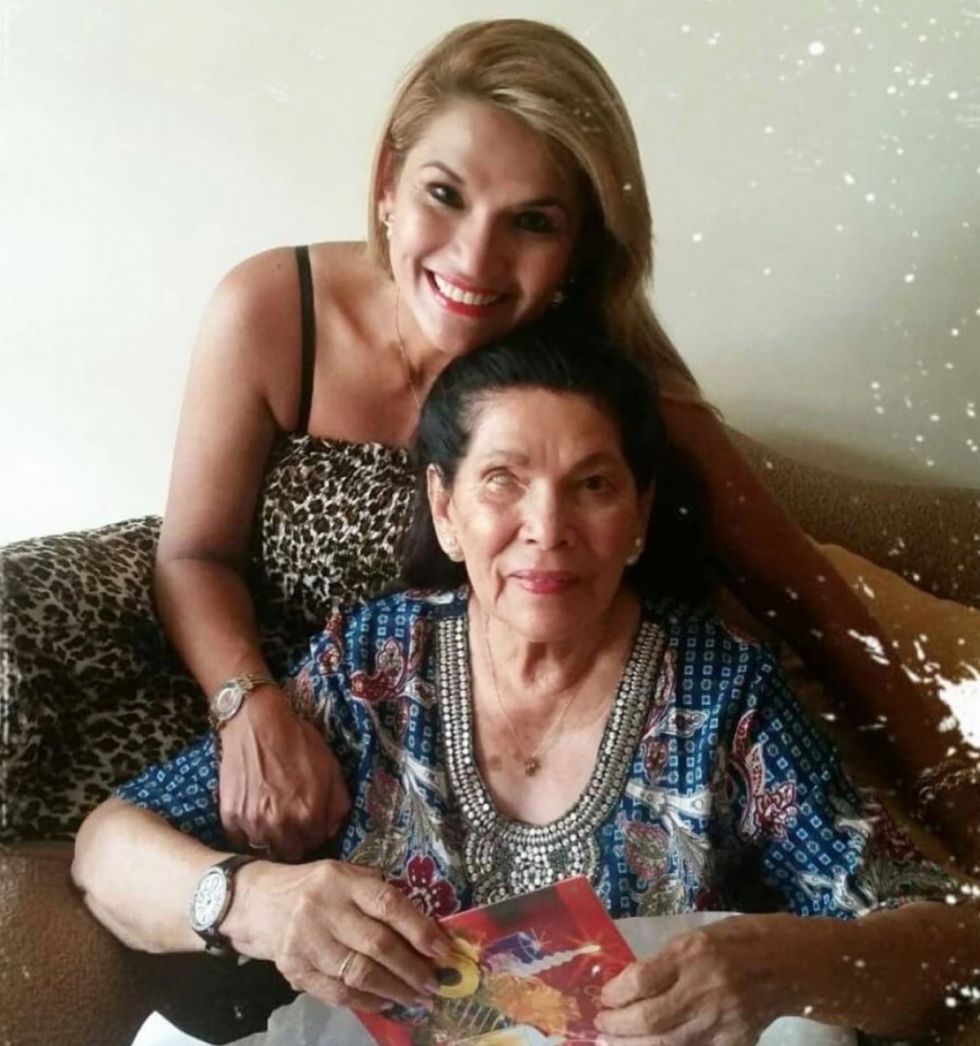 Jeanine Añez fue trasladada a Santa Cruz y pudo despedirse de su madre antes de fallecer