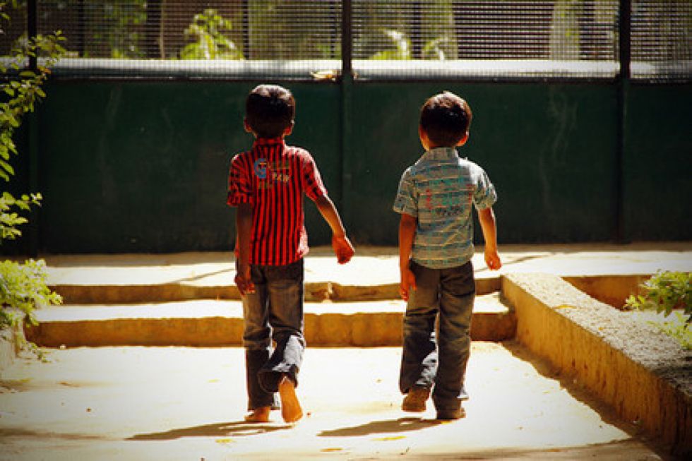 Niños esperaron tres horas por sus padres, olvidaron recogerlos 
