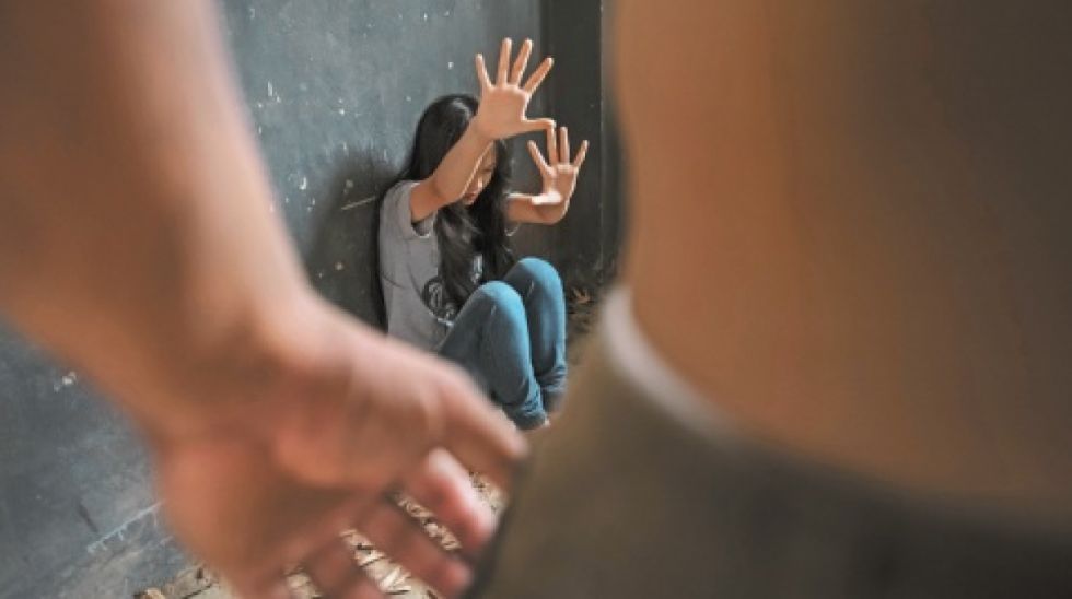 Hombre, en presencia de su hija, violó a su sobrina
