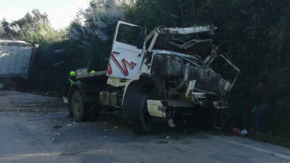 Conductor y acompañante fallecen tras el choque de un tráiler en la ruta nueva Cochabamba – Santa Cruz